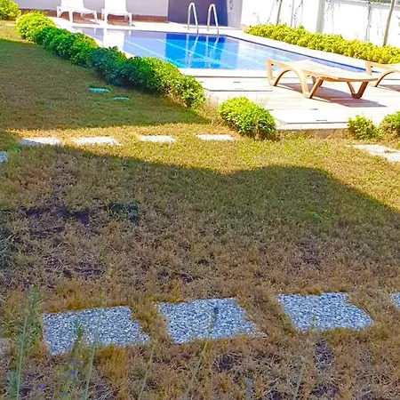 Eine wunderschöne Wohnung mit Pool und Garten
